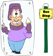 Mężczyzna udający lodówkę czeka na przystanku